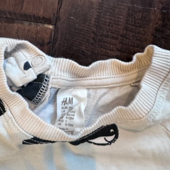 H&M Baby | Orca Whale "Waikiki Beach" T-Shirt | Button Back | 9-12 Months - Picture 2 of 2